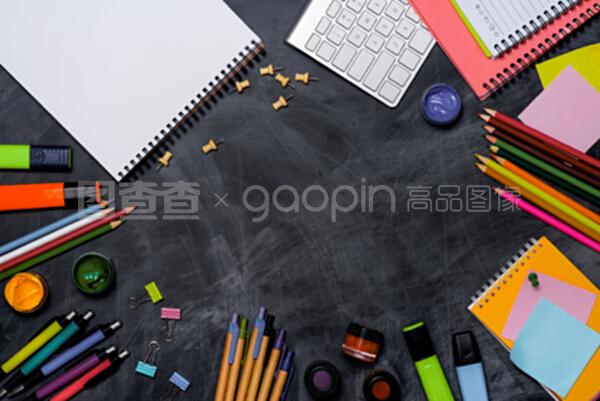 黑板背景的学校文具或办公用品。